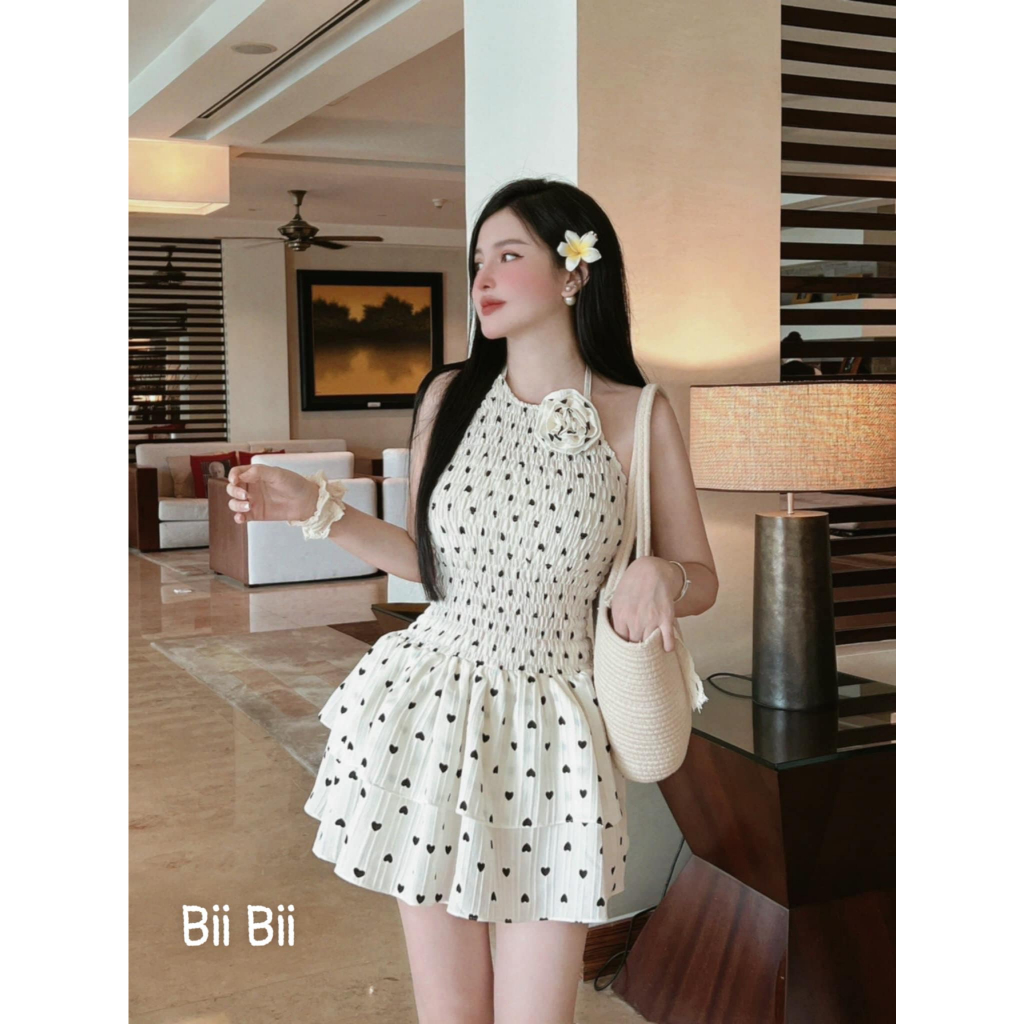 Váy đũi yếm chun buộc dây kèm hoa rời dáng ngắn hot hit. Váy yếm kèm hoa họa tiết trái tìm chân váy tầng xòe siu xinh | BigBuy360 - bigbuy360.vn