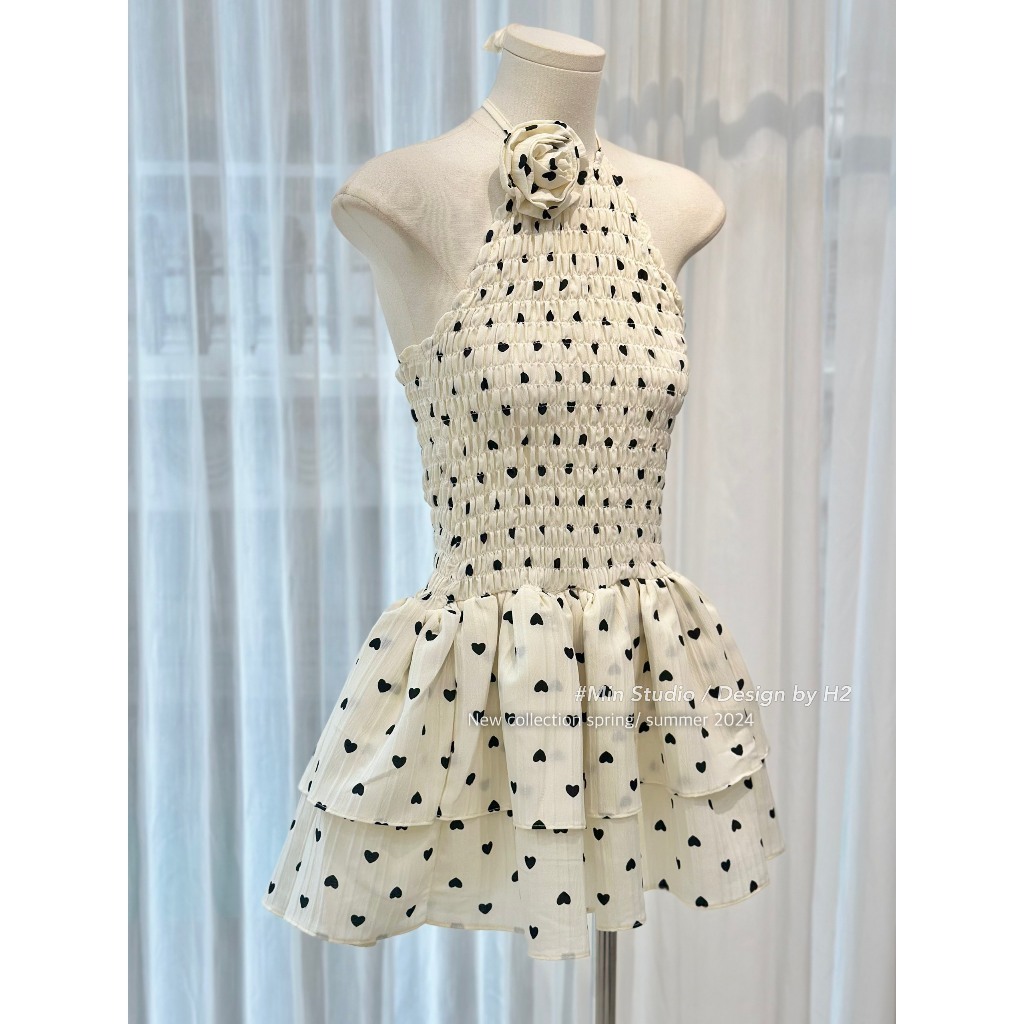 Váy đũi yếm chun buộc dây kèm hoa rời dáng ngắn hot hit. Váy yếm kèm hoa họa tiết trái tìm chân váy tầng xòe siu xinh | BigBuy360 - bigbuy360.vn