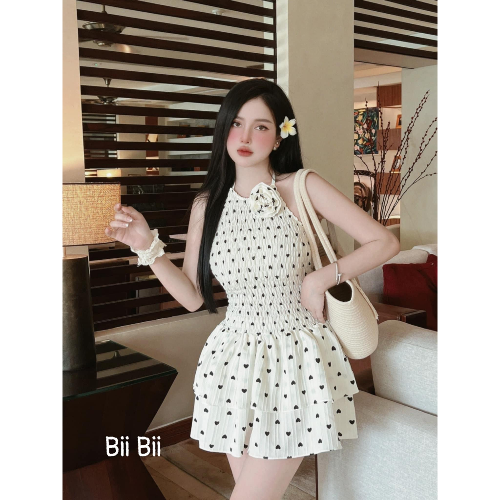 Váy đũi yếm chun buộc dây kèm hoa rời dáng ngắn hot hit. Váy yếm kèm hoa họa tiết trái tìm chân váy tầng xòe siu xinh | BigBuy360 - bigbuy360.vn