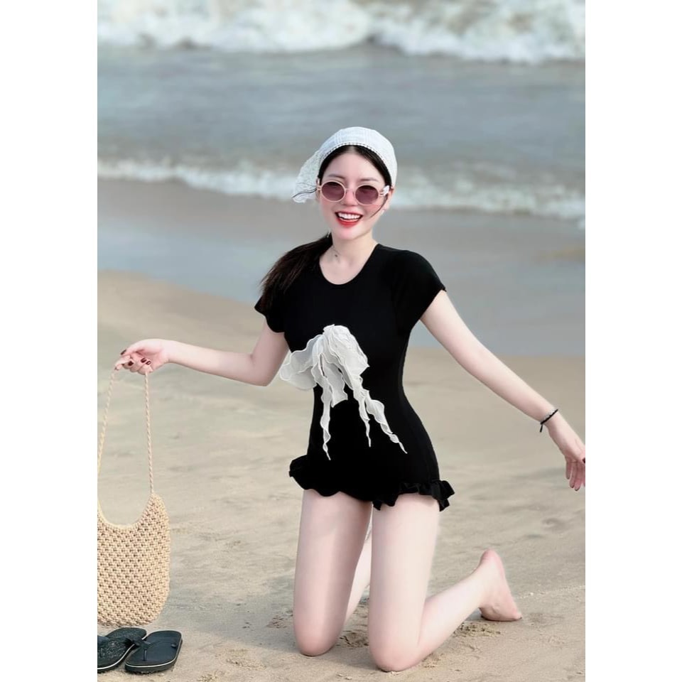 Bộ bikini liền thân quần đùi bèo đính nơ cộc tay, Đồ đi biển liền thân cộc tay đen đính nơ | BigBuy360 - bigbuy360.vn