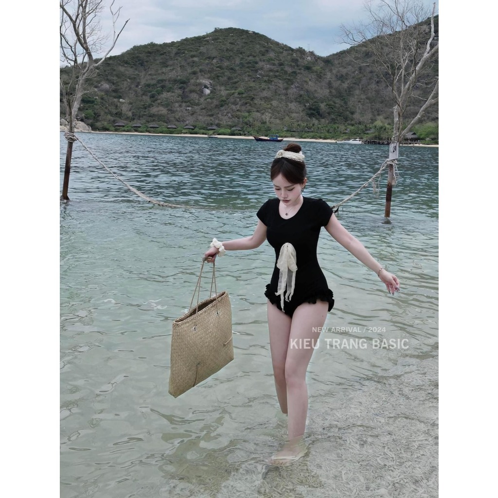Bộ bikini liền thân quần đùi bèo đính nơ cộc tay, Đồ đi biển liền thân cộc tay đen đính nơ | BigBuy360 - bigbuy360.vn