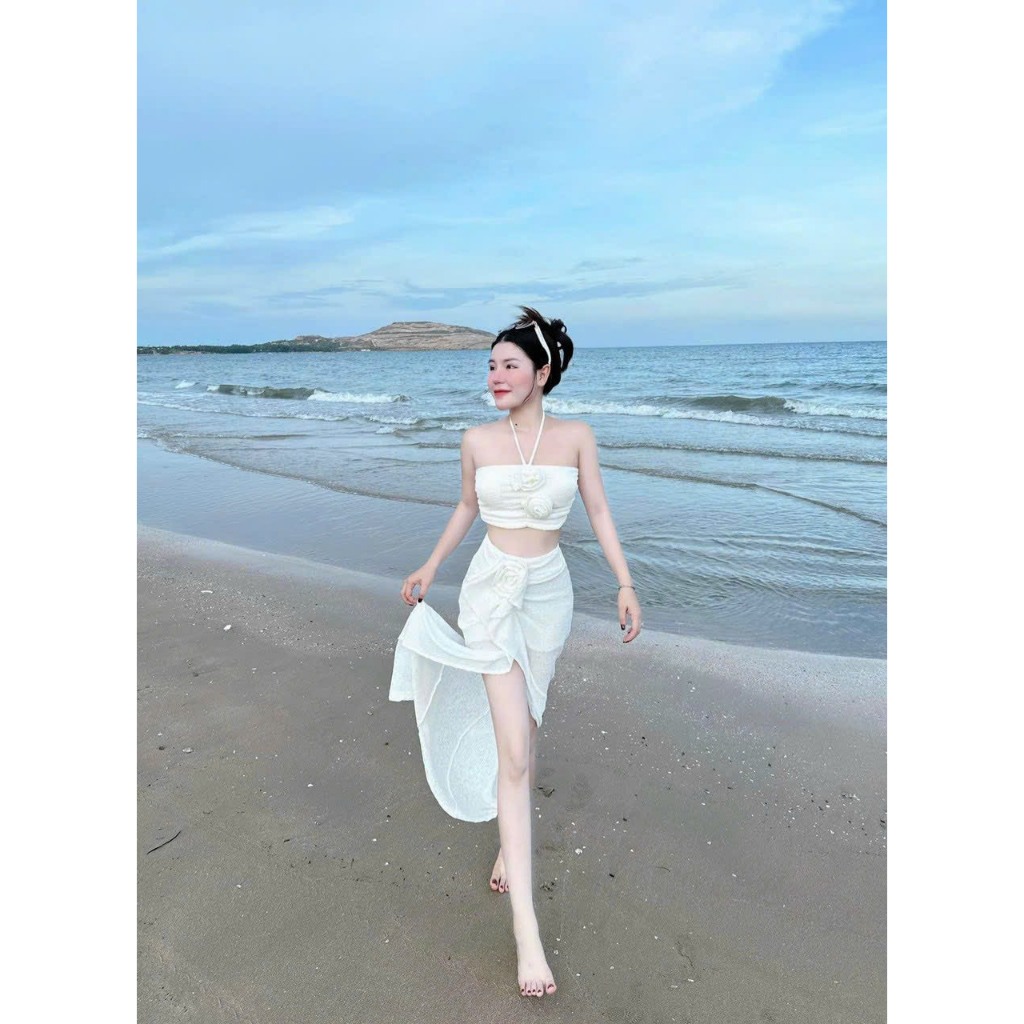 Bikini đồ bơi đi biển hai mảnh áo cổ yếm PHỐI HOA mix chân váy xẻ tà sang chảnh | BigBuy360 - bigbuy360.vn