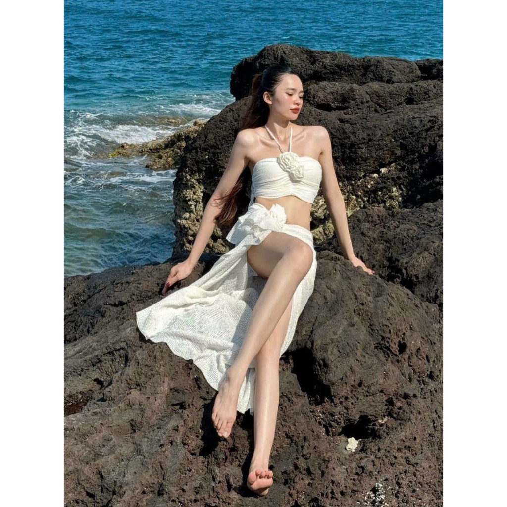 Bikini đồ bơi đi biển hai mảnh áo cổ yếm PHỐI HOA mix chân váy xẻ tà sang chảnh | BigBuy360 - bigbuy360.vn