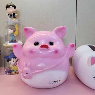 Heo Đắt Lợn Đất Tiết Kiệm Mẫu Heo Đeo Túi 2 Cỡ To Nhỏ Đáng Yêu Trang Trí Nhà Cửa, Đựng Tiền Tiết Kiệm - Xưởng Thạch Cao