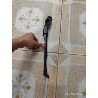 Chân chống xe đạp thể thao