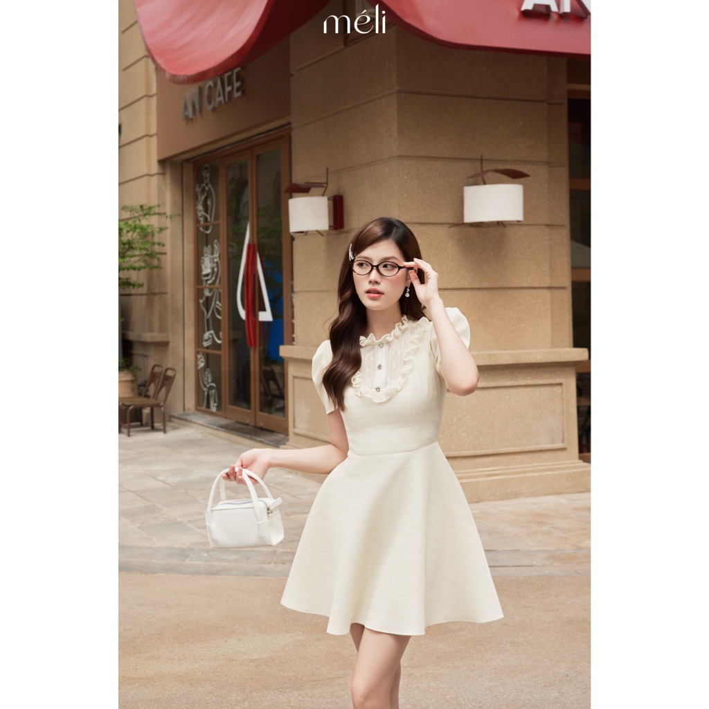 Nora Dress - Mô tả sản phẩm: Chất liệu thun gân, form dáng xòe ngắn có phối ren hoa, mang tính ứng d