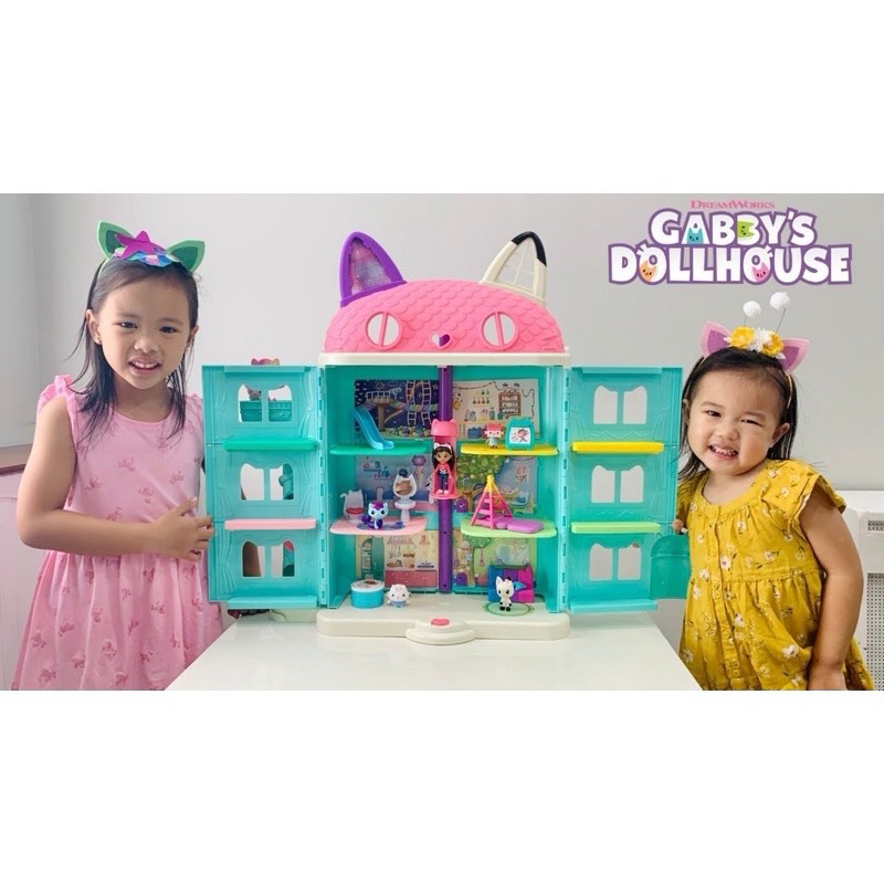 THANH LÝ ĐỒ CHƠI NHÀ MÈO GABBY DOLL HOUSE Nhà Gabby Dollhouse cao 60cm với 8 âm thanh và 15 phụ kiện