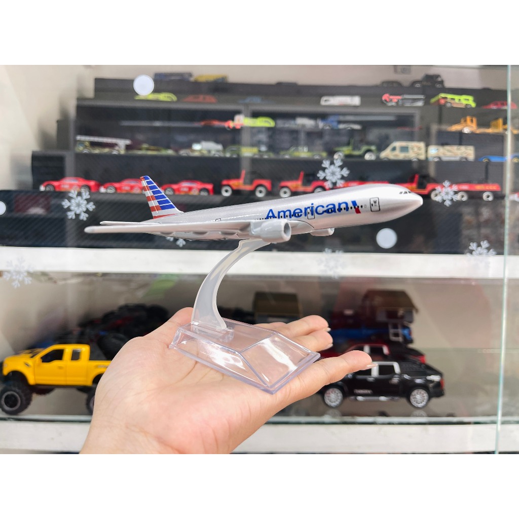 Mô hình máy bay American Boeing B777-300ER 16cm MB16066