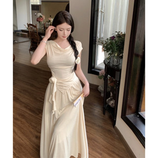 Set áo thun lạnh cổ thuyền và chân váy xoè dáng dài kèm cài hoa nữ tính Logastore_L29