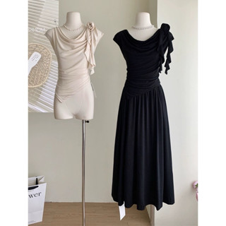 Set áo thun lạnh cổ thuyền và chân váy xoè dáng dài kèm cài hoa nữ tính Logastore_L29