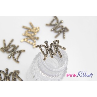 Charm chữ D1.0R đinh đá màu ghi KT 25x32mm, mạ xi dùng làm phụ kiện đính thời trang, phụ kiện tóc, phụ liệu may mặc