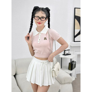 Set áo len nữ croptop cộc tay cổ polo in logo gấu màu hồng phối chân váy xếp ly ngắn đính nơ cạp cao siêu xinh DELIZ