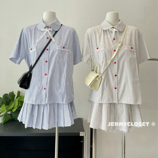 JENNYCLOSET ® SET ( BỘ) 2 CHI TIẾT: Áo sơ mi cộc tay khuy đỏ phối ren mix chân váy xếp ly (Tặng Nơ) phong cách trẻ trung