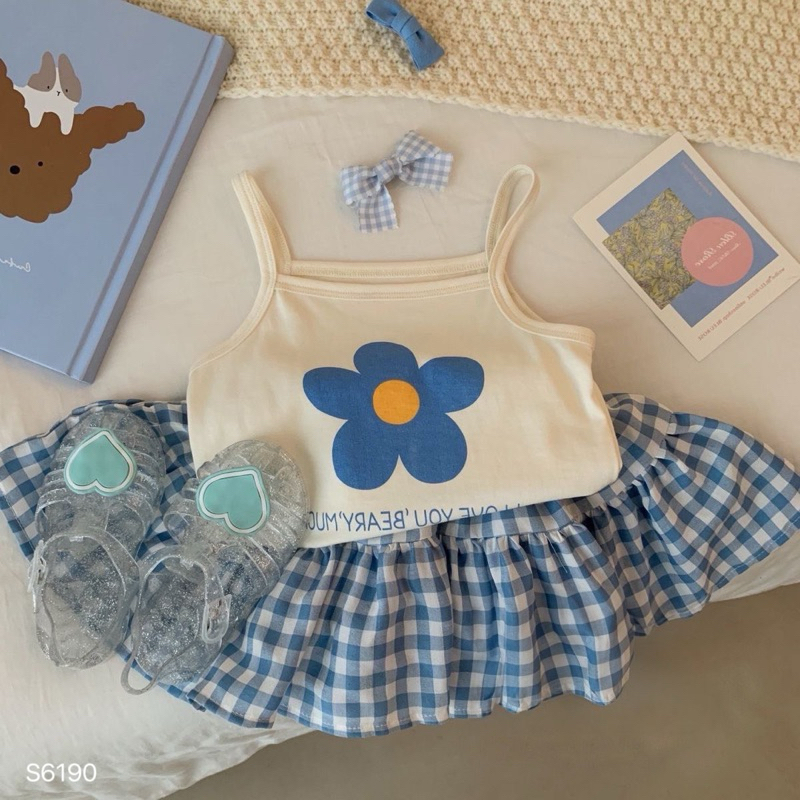 Queenie’s House S6190- Set Bộ Đồ Áo 2D Màu Kem Hoa Xanh Chân Váy Kẻ Cho Bé Gái Từ 8-23kg