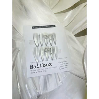 nailbox thiết kế  mắt mèo  kim cương đính  chram  vọng phom nhọn không màu nền