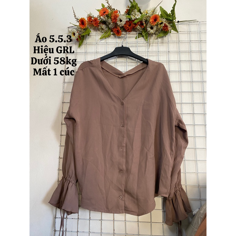 Áo hiệu GRL, mất 1 cúc