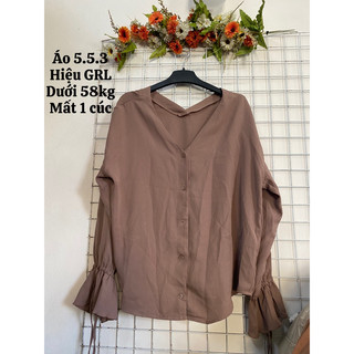 Áo hiệu GRL, mất 1 cúc