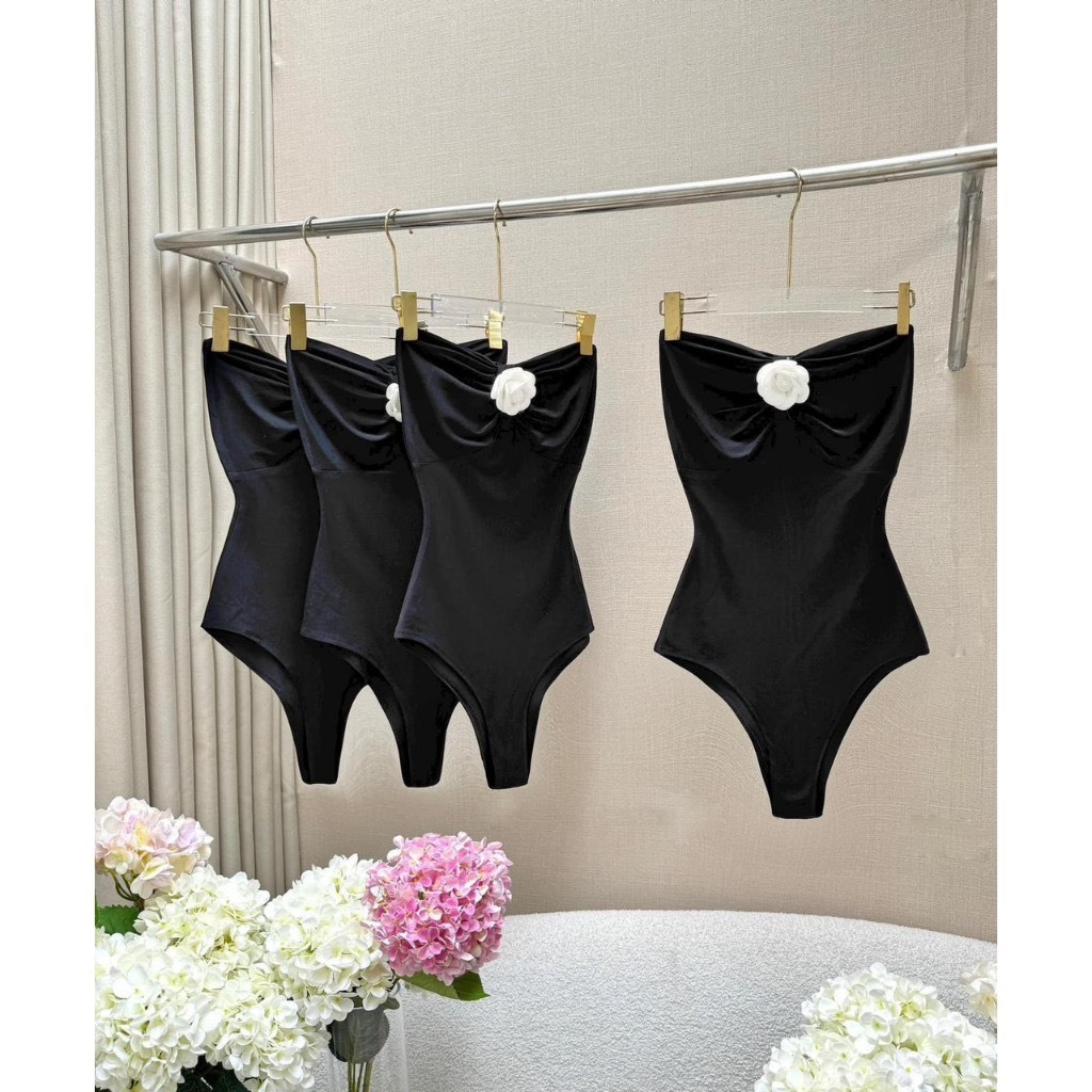 Bikini 1 mảnh đi biển kèm tag hoa sẵn đệm mút cup ngực sexy, áo choàng ren lưới sang chảnh 2 màu đen trắng fs <55kg | BigBuy360 - bigbuy360.vn