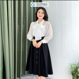 Váy xoè xếp li đính cúc