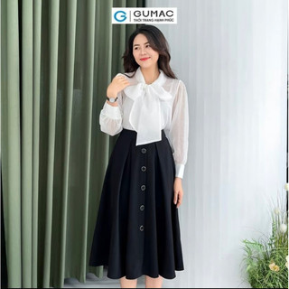 Váy xoè xếp li đính cúc
