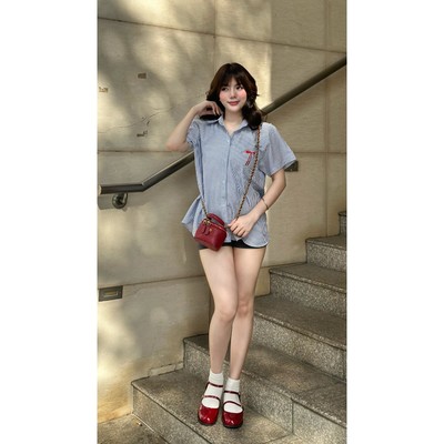 YU CHERRY | Áo sơmi nữ form rộng, sơ mi tay ngắn có logo thêu, Bow Embroidery Shirt YA504