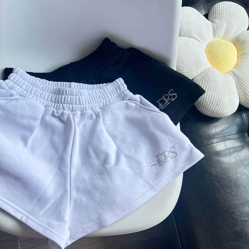 SWINGS DEROSE SHORT - Quần Short Dáng Cánh Bướm Đính Đá Bo Chun Co Giản