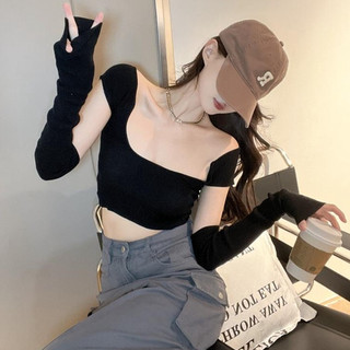 Áo phông ngắn tay, đường cắt cổ tròn gợi cảm, dáng ngắn ôm sát, lộ rốn, thời trang.