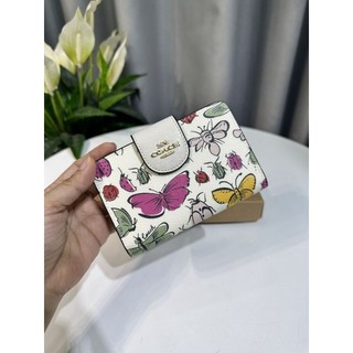 Medium Corner Zip Wallet In Signature Canvas With Floral Print✨Mẫu ví c0ach hoạ tiết hoa xinh xắn