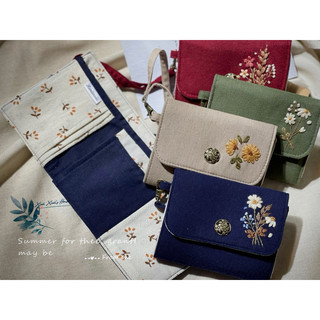 Ví vải linen gập 3 thêu hoạ tiết kèm dây đeo tay