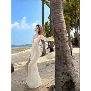 Đầm Dệt Kim Tay Dài Khoét Sâu Hở Lưng