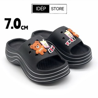 Dép quai ngang nữ đế xuồng gợn sóng tăng chiều cao 7cm gắn sticker Gấu Trà Sữa cute 𝐢𝐃É𝐏 𝐃𝐋𝟐𝟓𝟑 (FORM NHỎ)