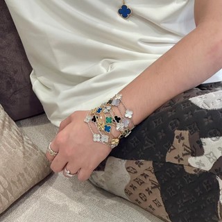 Vòng tay nam nữ cỏ 4 lá chữ V The Corner Shop mạ vàng 18k cao cấp không gỉ