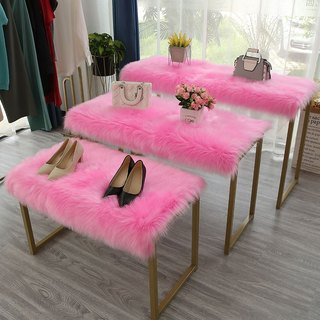 Thảm lông màu hồng chụp ảnh sản phẩm, trải bàn trang điểm siêu cute