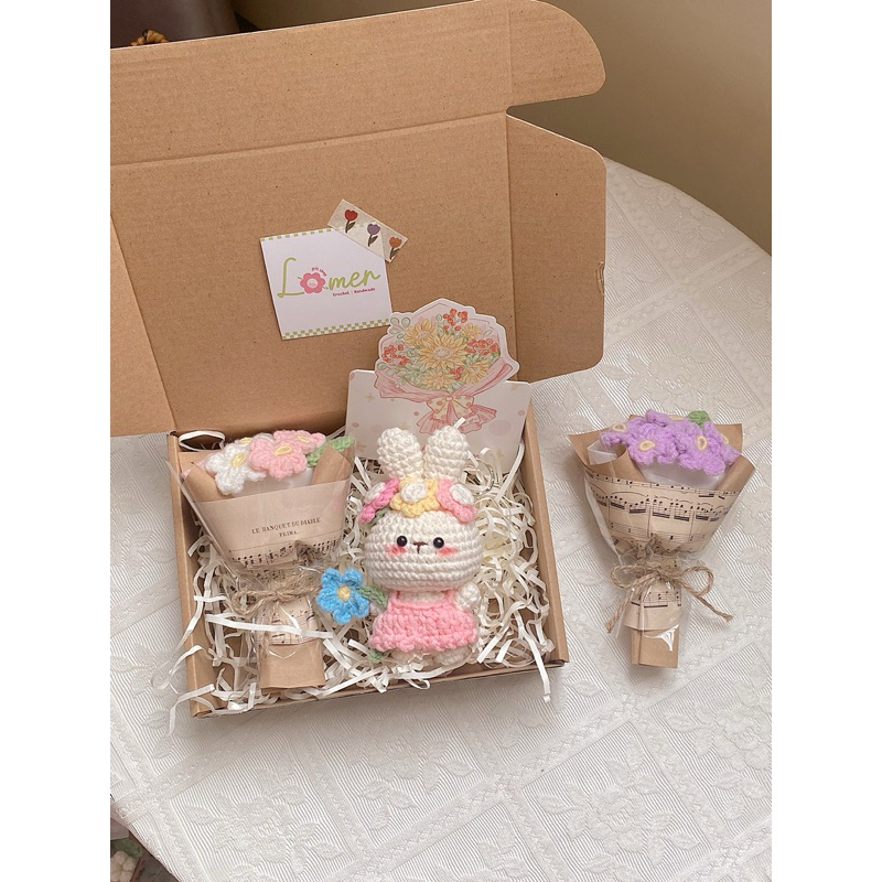 hộp quà móc khoá thỏ len và bó hoa mini len tặng người yêu, hoa quà kỉ niệm