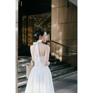 Đầm Cổ Yếm Trắng Cột Cổ, Tùng Xoè