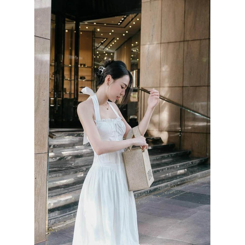 Đầm Cổ Yếm Trắng Cột Cổ, Tùng Xoè