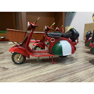 Xe Vespa Cờ Ý thủ công