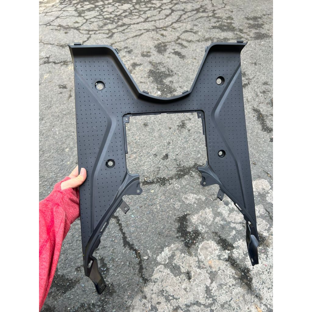 Miếng đen nhám lót sàn để chân xe Vario 160i và Click 160i đời 2023 2024 2025 zin hãng và giá chưa ố