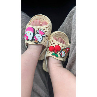 Dép tổ ong kèm charm cho bé