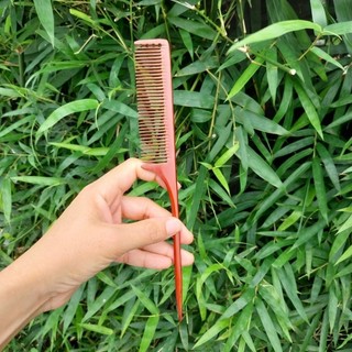 Lược sừng đuôi nhọn màu nâu.