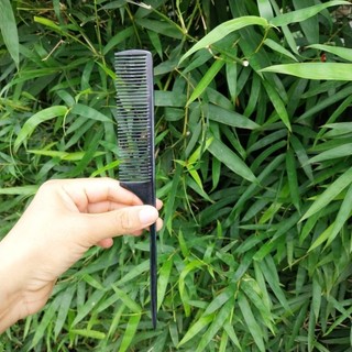 Lược sừng đuôi nhọn màu đen.