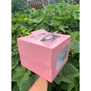 Hộp bánh kem hồng pastell giá tại xưởng, màu Hồng pastell có cửa hông, size 25x25x20, 1 bộ kèm đế