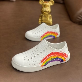 Giày nhựa NATIVE LUCHI họa tiết cầu vòng cho mẹ và bé gái bé trai