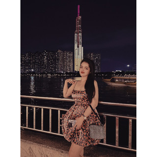 Đầm lụa ngắn hai dây dáng bí phồng màu đen và hoa