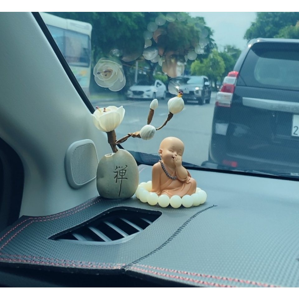 Set chú tiểu đáng yêu kèm chuỗi hạt và bình hoa trang trí taplo ô tô,xe hơi - D&A shop.