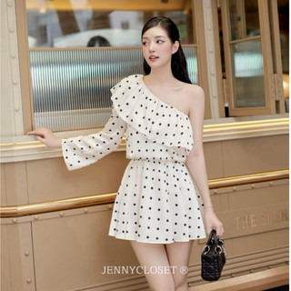 JENNYCLOSET ® Váy lệch vai chấm bi tiểu thư phần chân váy xếp ly cao cấp , Đầm nữ thiết kế tôn dáng from chuẩn (sẵn)
