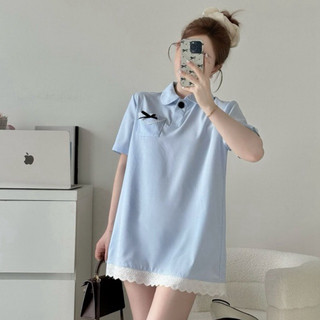JENNYCLOSET ® Váy xuông kẻ xanh cổ sen phối ren túi đính nơ cao cấp , Đầm nữ cổ sơ mi dáng xuông dễ mặc hàng chuẩn 100%