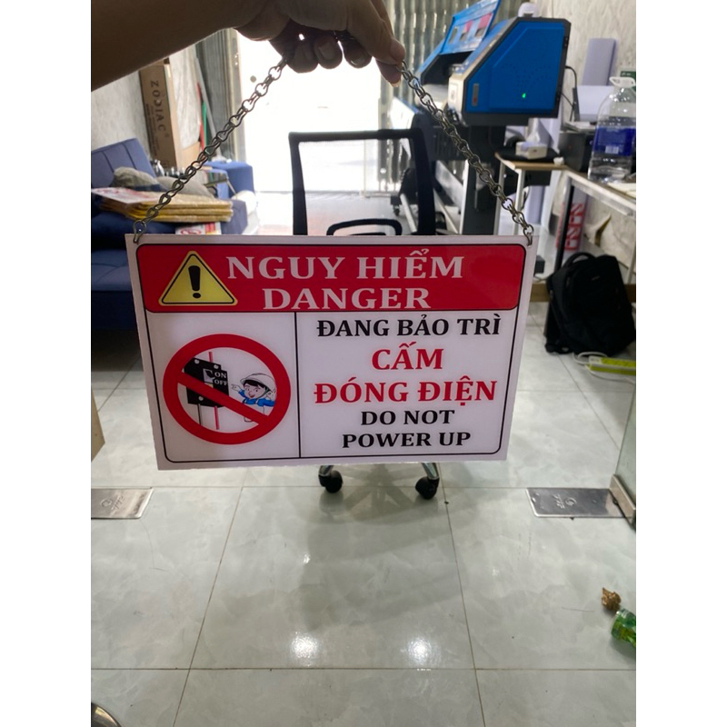 Biển báo cấm đóng điện đang bảo trì - Sale giá tận Xưởng SX - Mica +Xích thép