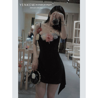 Váy hai dây đính hoa chiết eo