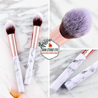 Cây cọ phủ phấn tán nền lông mềm mại phủ vân đá trắng, cọ đánh phấn má hồng bắt sáng dễ sử dụng